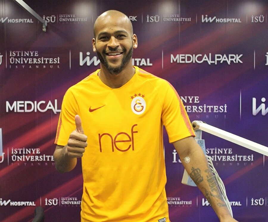 Marcao sağlık kontrolünde gazetecilere poz veriyor.