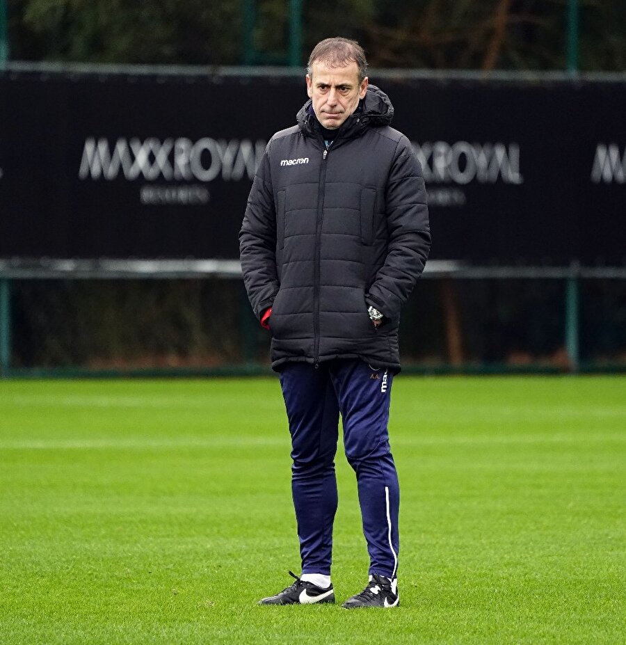 Abdullah Avcı idmanda öğrencilerini uzaktan izliyor.