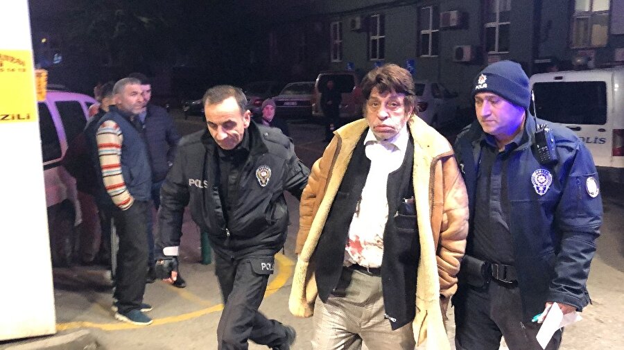 Öfkeli baba öz kızını 14 yerinden bıçakladı.