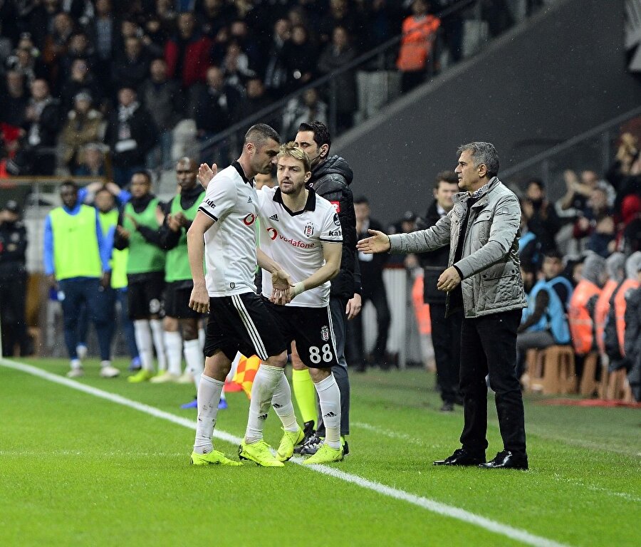 Burak Yılmaz, Şenol Güneş'in elini sıkmıyor.