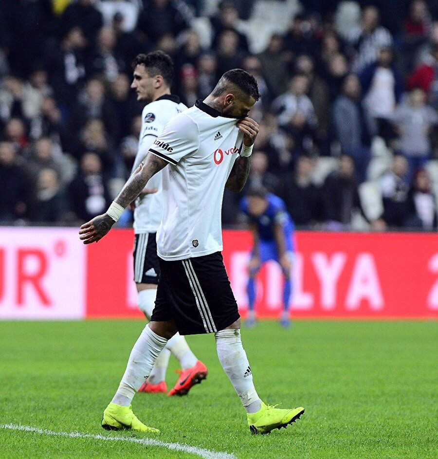Ricardo Quaresma oyundan çıkarken terini siliyor.