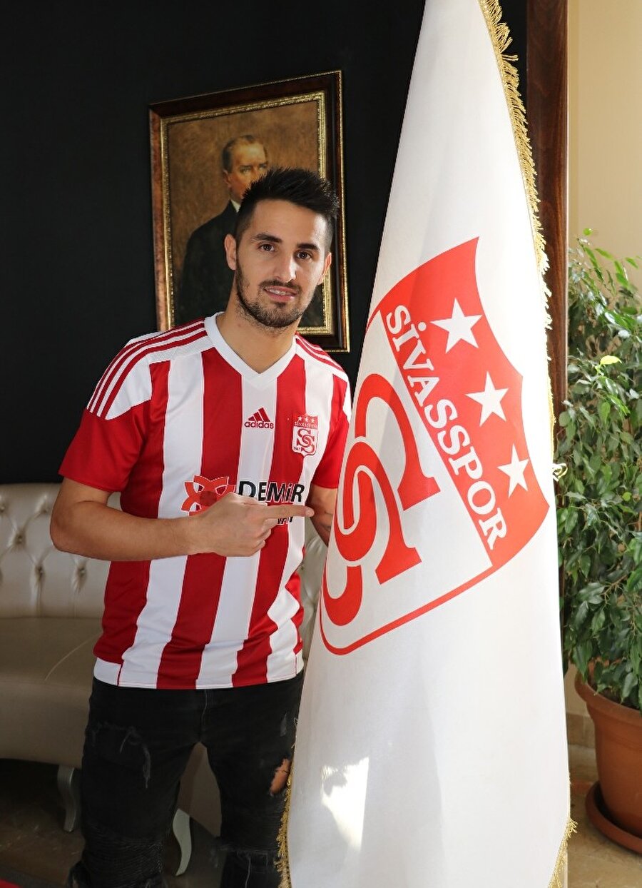 Hugo Vieira yeni takımında ilk pozunu böyle verdi.