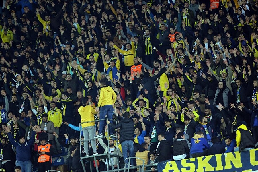Fenerbahçe tribünleri tezahüratta bulunuyor.