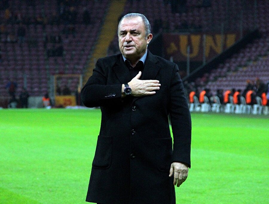 Fatih Terim tribünleri selamlıyor.