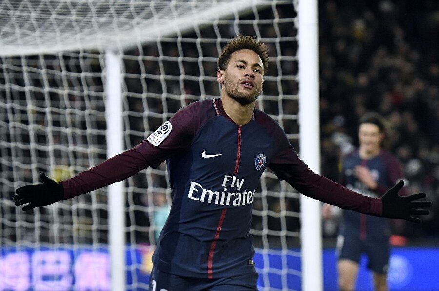 Neymar attığı golün ardından seviniyor.