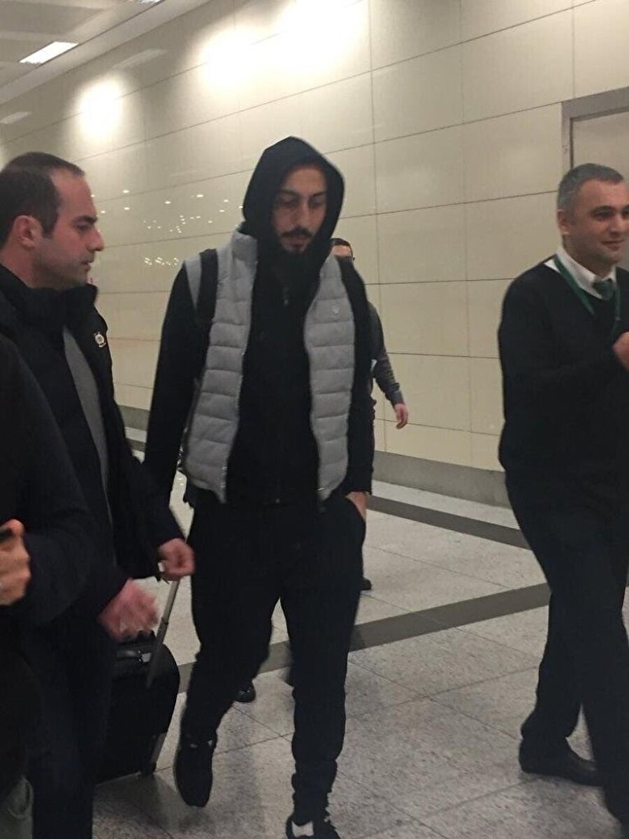 Golcü oyuncu havalimanından çıkarken görüntülendi.