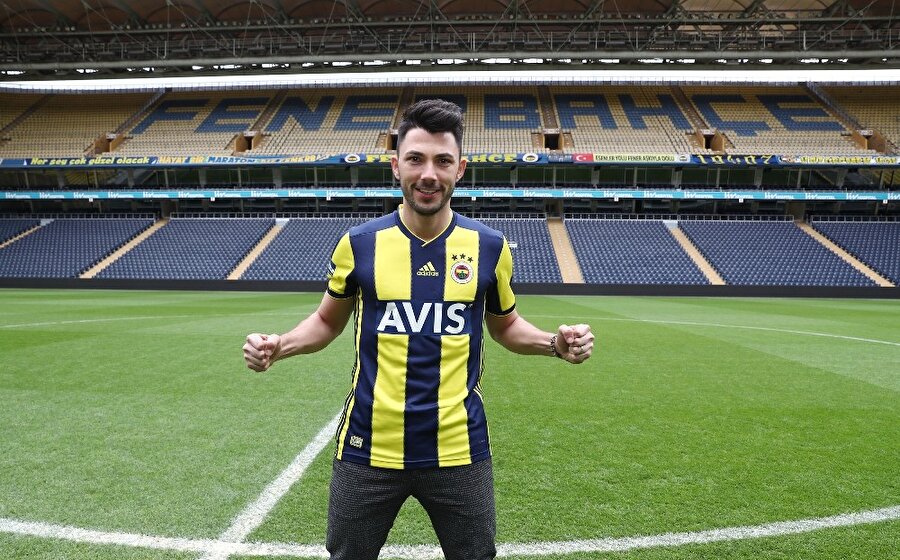 Tolgay Arslan, Ülker Stadyumu'nda poz veriyor.
