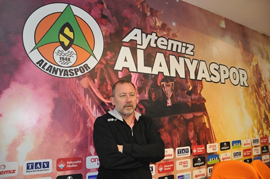 Sergen Yalçın, İHA Muhabirlerine böyle poz verdi.