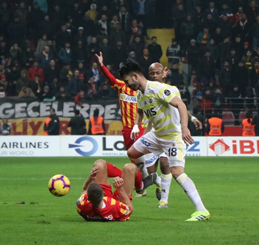 Tolgay Arslan rakibini çalımlıyor.