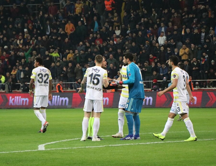 Fenerbahçeli futbolcular golün ardından hakem Alper Ulusoy'a itiraz ediyor.