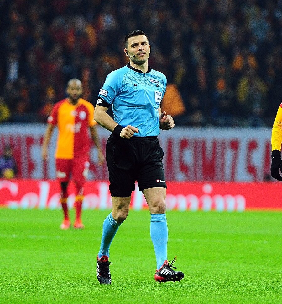 Ümit Öztürk topun oynandığı bölgeye yakınlaşmaya çalışıyor.