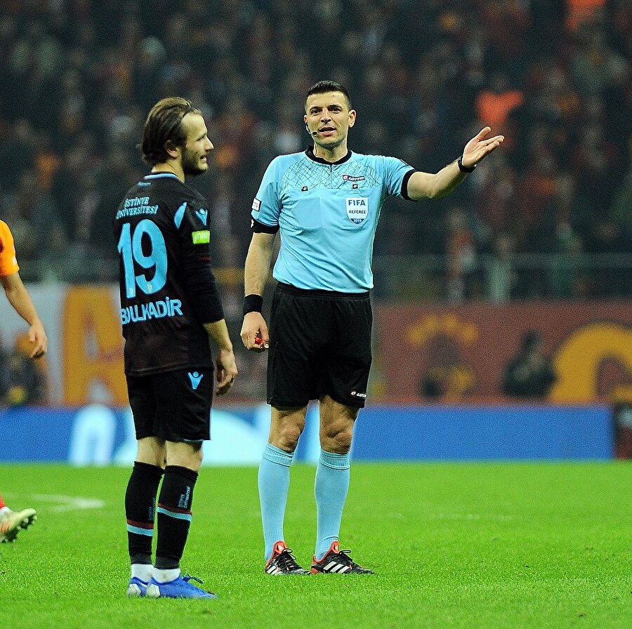Ümit Öztürk, Galatasaray lehine verdiği kararı işaret ediyor.