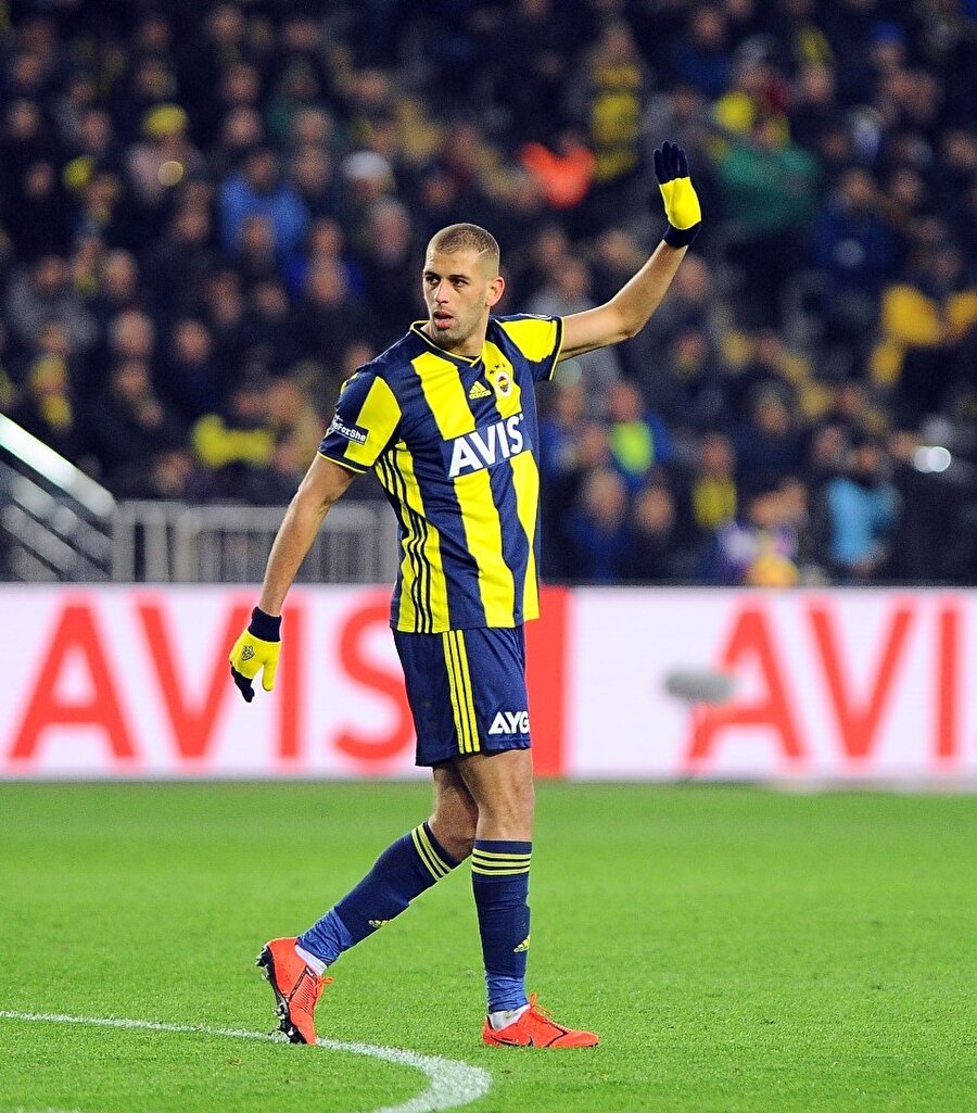 Islam Slimani takım arkadaşlarından pas istiyor.