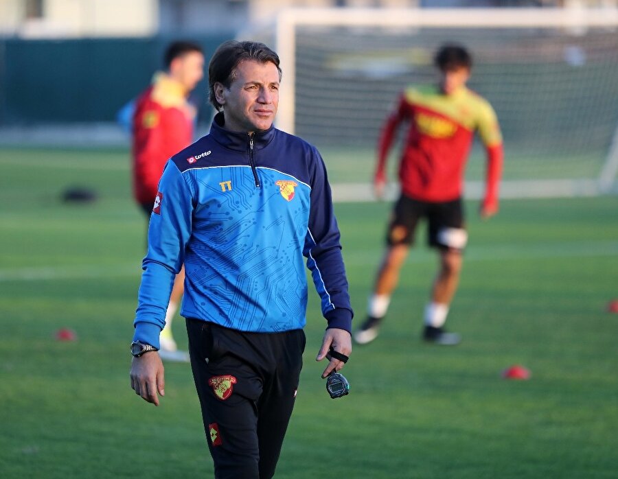 Tamer Tuna idmanda öğrencilerini izliyor.