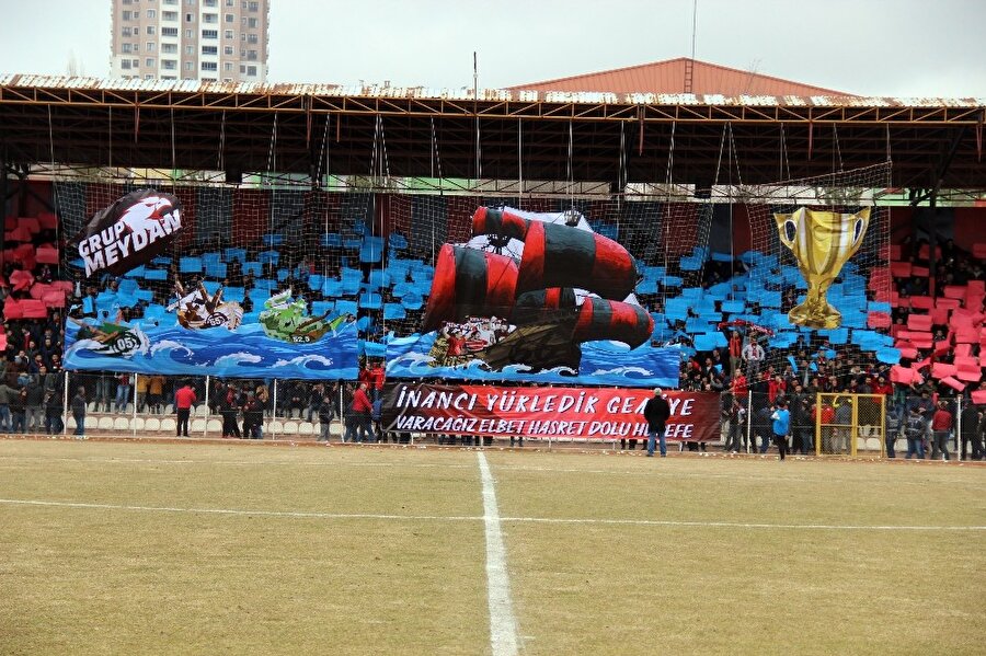 Taraftarların tribün şovu dikkat çekti.