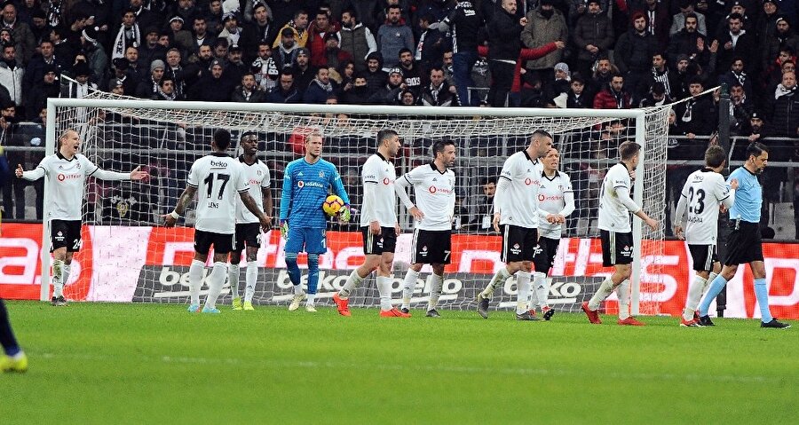 Beşiktaşlı futbolcuların maç sonu üzüntüsü.