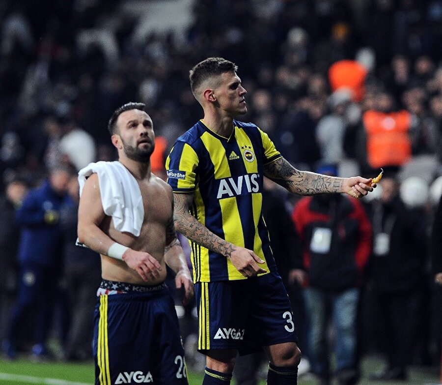 Martin Skrtel elindeki tespihi gösteriyor.