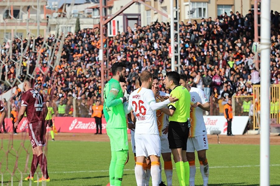 Galatasaraylı futbolcuların hakeme itiraz ettiği anlar.
