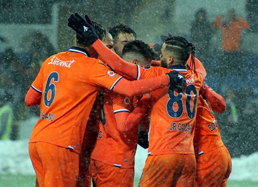 Medipol Başakşehir forması giyen oyuncuların gol sevinci.