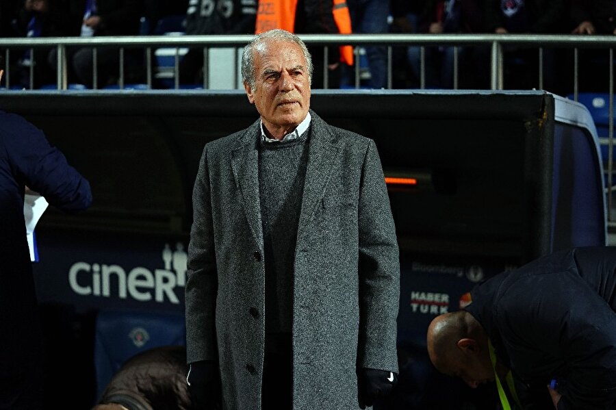 Mustafa Denizli yedek kulübesinde oyuncularını izliyor.