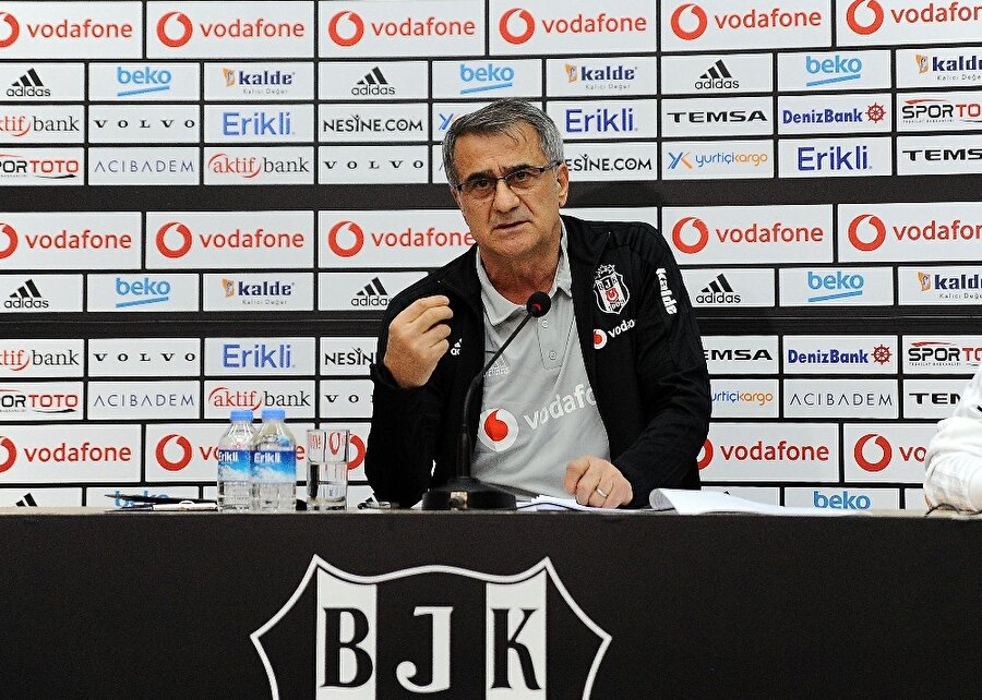 Şenol Güneş basın mensuplarının sorularını yanıtlıyor.