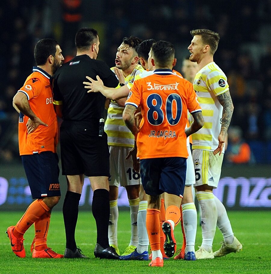 Fenerbahçeli futbolcular Hüseyin Göçek'e itiraz ediyor.