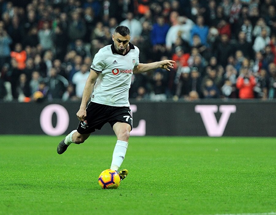 Burak Yılmaz attığı frikik golüyle takımını 2-1 öne geçirdi.