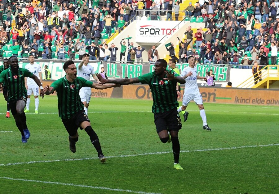 Akhisarspor'da Elvis Manu'nun gol sevinci.