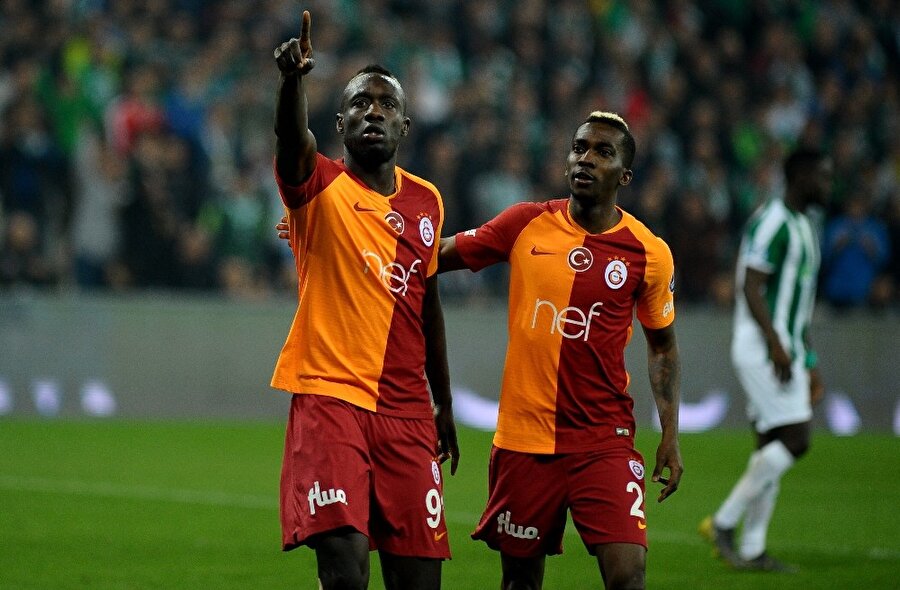 Mbaye Diagne, Bursaspor'a karşı attığı gole sevinirken.