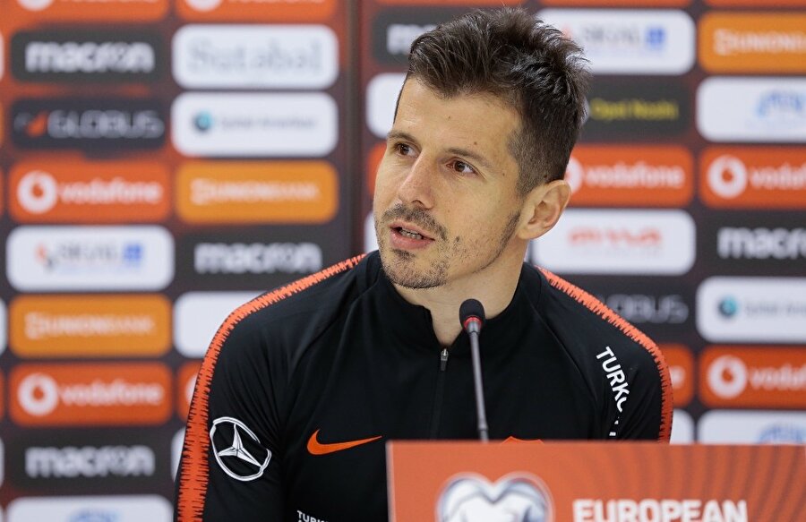 Emre Belözoğlu düzenlenen basın toplantısında açıklamalarda bulunurken.