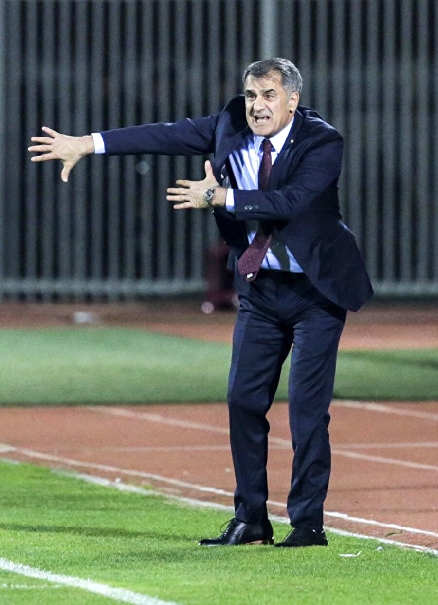 Şenol Güneş ilk milli sınavından 3 puanla ayrıldı.