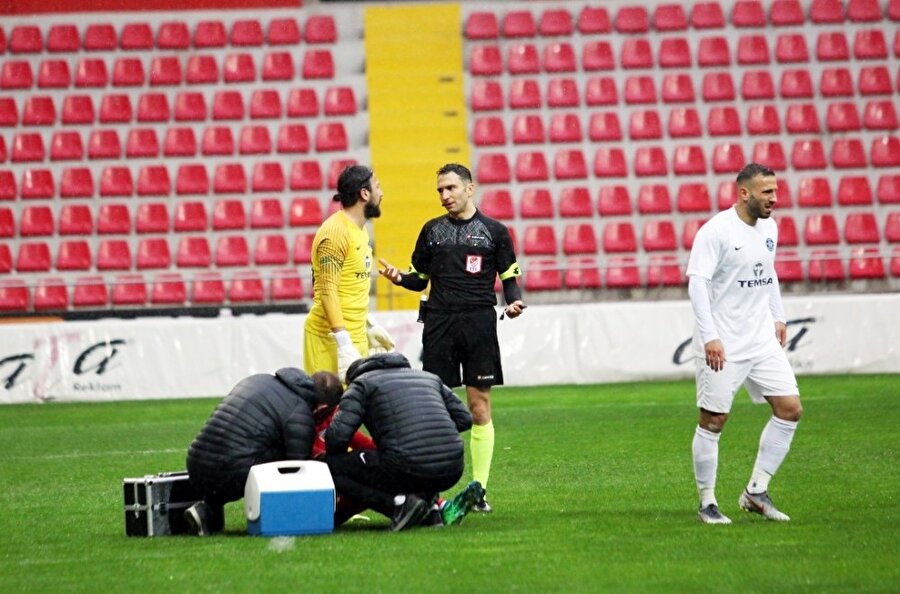 Yerde kalan Asamoah Gyan ayağa kalkamadı.