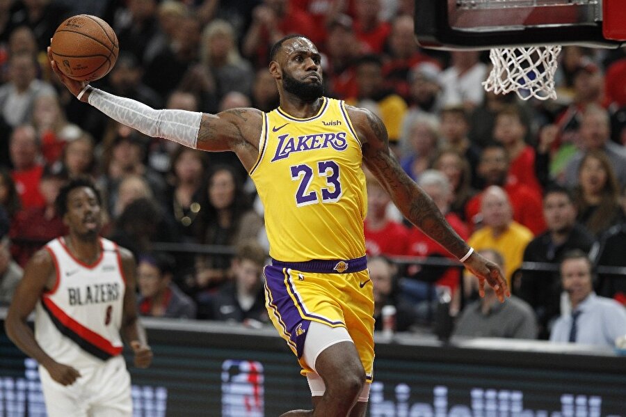LeBron James, sezonun kalan maçlarında forma giyemeyecek.