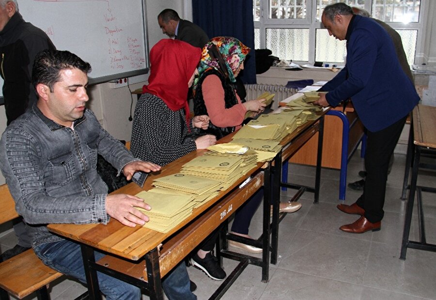 Sandıktan galip çıkmayınca muhtarı kura belirledi.