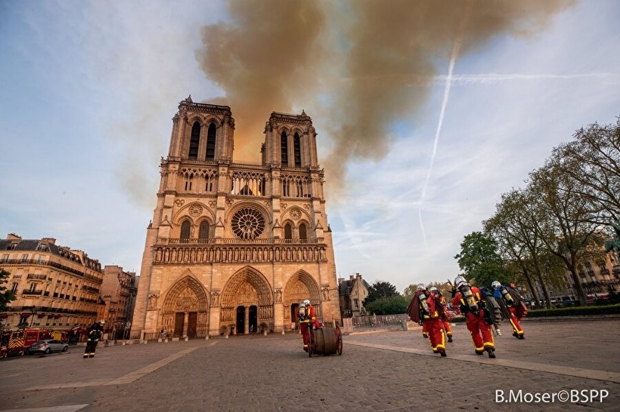 Paris İtfaiyesi Notre Dame Katedrali’ndeki yangına müdahale anlarını paylaştı