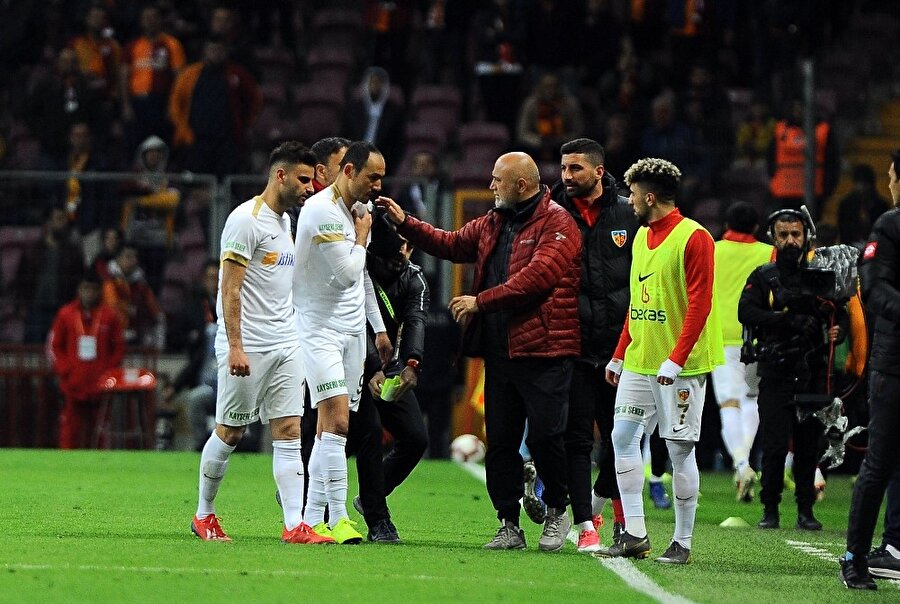 Umut Bulut'un dünkü maçta köprücük kemiği kırılmıştı.