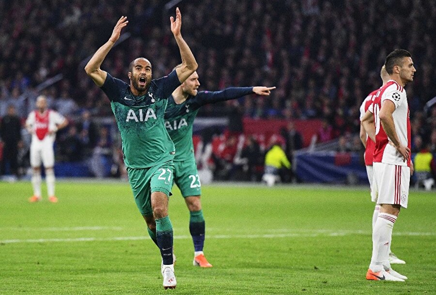 Tottenham'lı futbolcular 2-0 geriden gelerek 3-2 öne geçmeyi kutluyor.