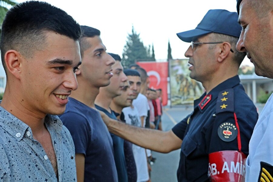 Antalya'da erken terhis alan askerlerin sevinci