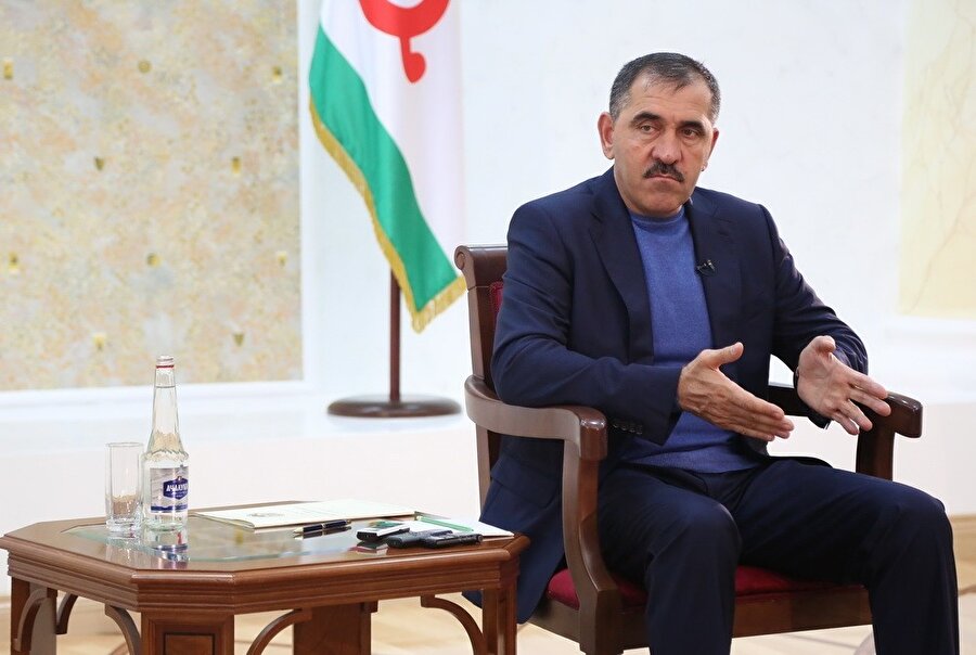 İnguşetya Cumhurbaşkanı Yunus-Bek Yevkurov görevinden 2 hafta önce istifa ederek Rusya Savunma Bakan Yardımcısı oldu.