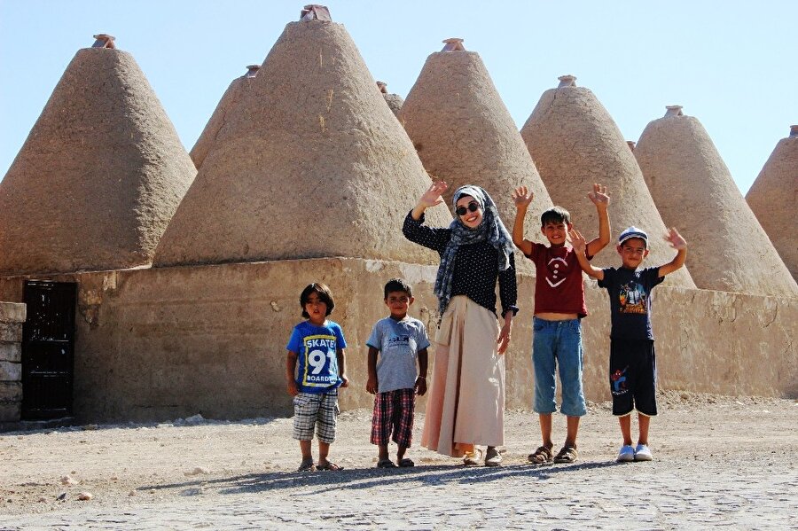 UNESCO Dünya Mirası Geçici Listesi’nde yer alan Şanlıurfa’nın Harran ilçesinde bulunan kümbet evler, mimarisinin yanı sıra doğal serinliği ile de yoğun ilgi görüyor.