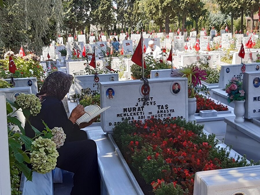 Kurban Bayramı arifesinde şehit yakınları Edirnekapı Şehitliği’ni ziyaret etti.