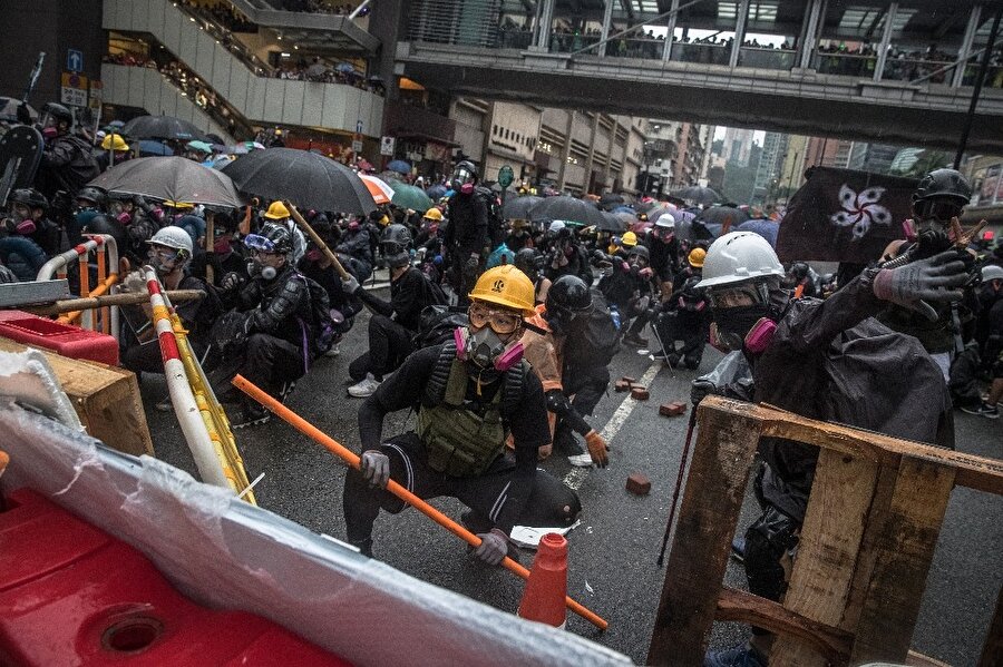 Hong Kong polisi, bu sabah resmi bir açıklama yaparak dünkü protestolarda şiddet kullanımı ve molotofkokteyli atılması nedeniyle içlerinde 12 yaşında bir çocuğun da bulunduğu 36 eylemciyi gözaltına aldığını duyurdu.