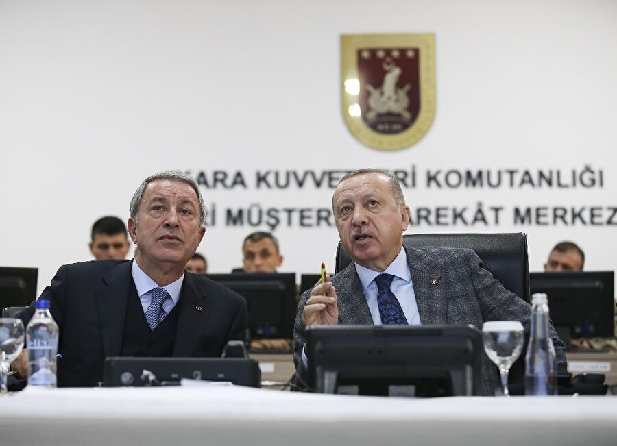 Cumhurbaşkanı Erdoğan, Şanlıurfa’da İleri Müşterek Harekat Merkezini ziyaret ederek Barış Pınarı Harekatı ile ilgili brifing aldı. -İHA