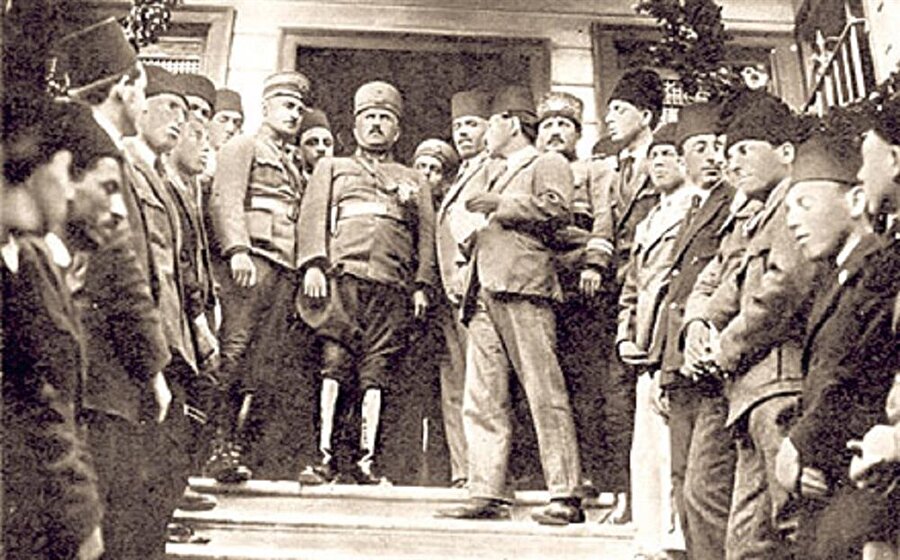 XV. Kolordu Komutanı Kazım Karabekir, Türk Kurtuluş Savaşı'nı başlatan komutanların arasında Anadolu'ya ilk geçen komutan oldu ve 19 Nisan 1919 tarihinde Trabzon'a geldi.