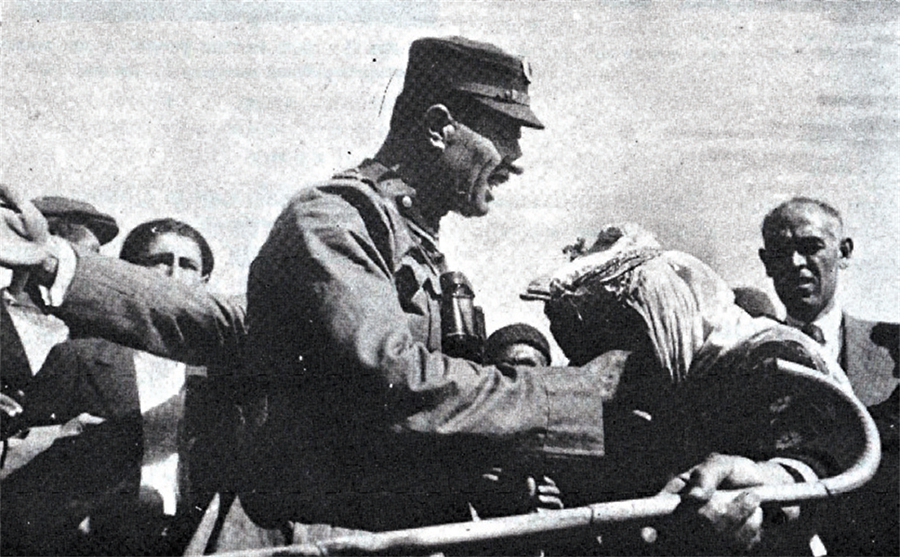 5 Temmuz 1938 günü Orgeneral Şükrü Kanatlı'nın komutasındaki 2500 kişilik Türk Birliği'nin Hatay'a girişi ile Fransızların ilan ettiği sıkıyönetim kaldırılır ve Hatay'ın toprak bütünlüğü Türklere emanet edilir. Fotoğrafta Arap kıyafetli Antakyalılar Kanatlı'nın elini öpüyor. 