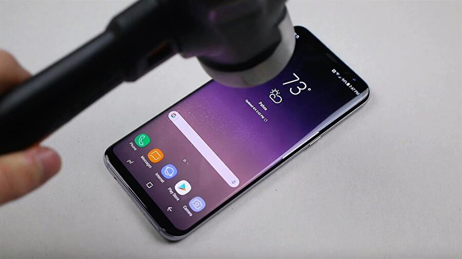 Samsung Galaxy S8'i fiziksel dayanıklılık testlerinden geçirdiler.