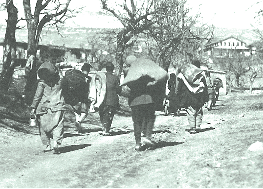 Yükler omuzda, gönüller vatanda Evlerini sırtlarında taşıyarak çetin bir seferi göze alan Ermeniler menzili meçhul bir yola revan olmuşlar.