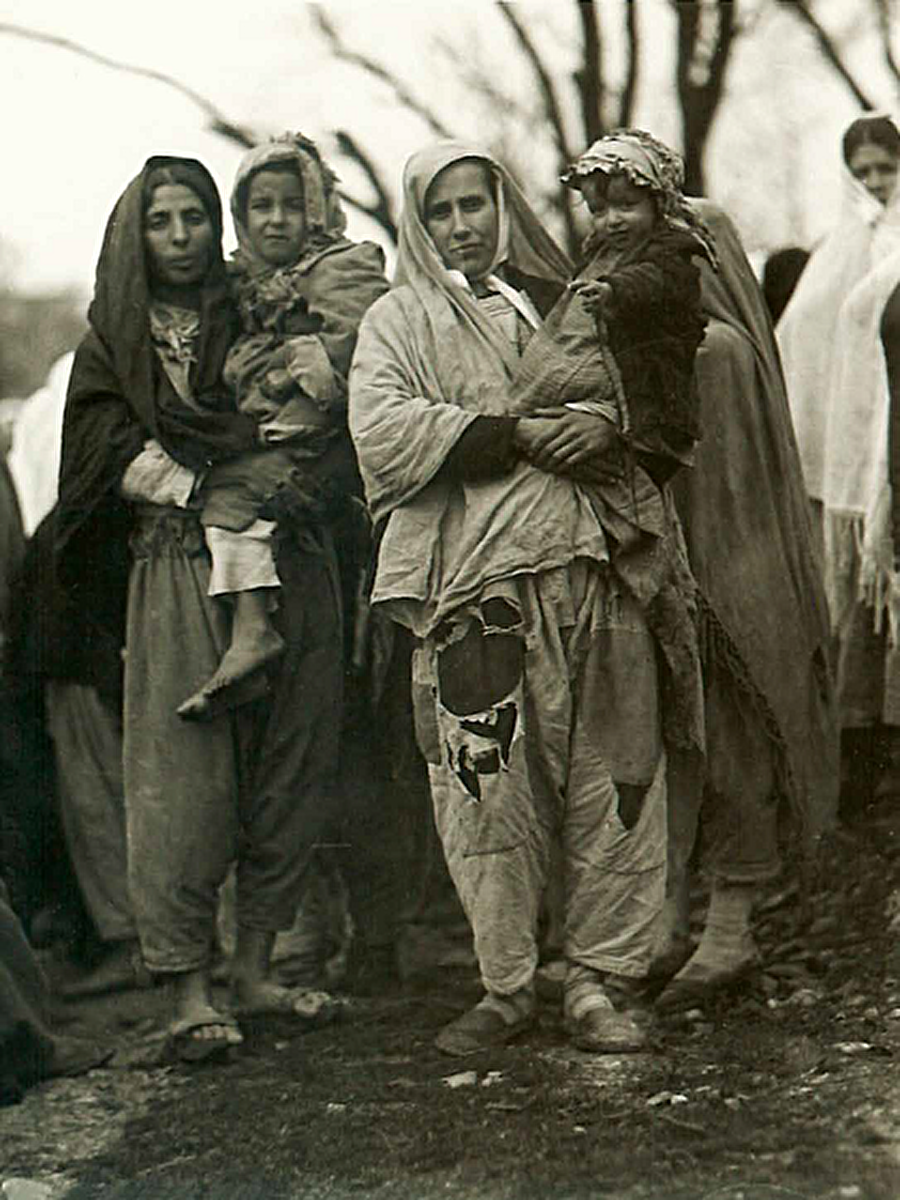 Toprağa veda 1915 Tehcir Yasasıyla Ermeni kadınlar ve çocuklar da topraklarını terk etmek zorunda kalmışlardı (fotoğraf: Dr. Stanley E. Kerr).