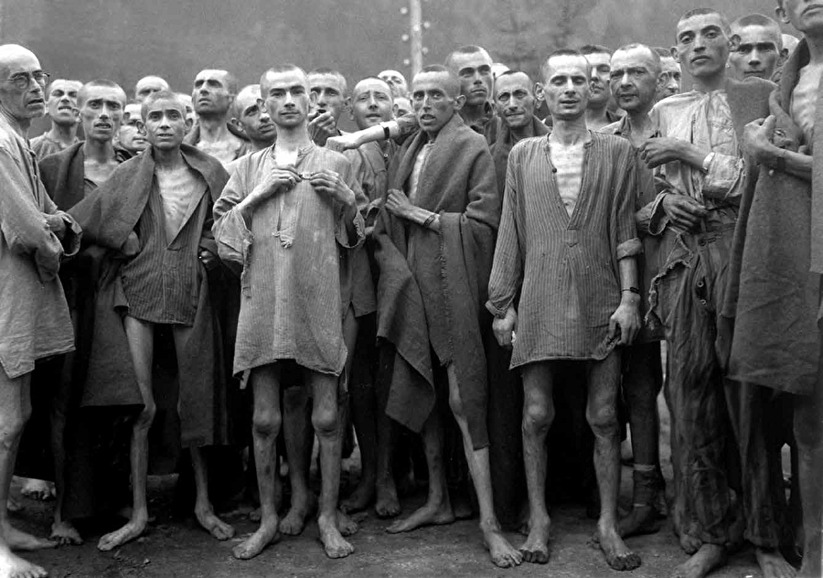 Dünya “soykırım”la tanıştı 2. Dünya Savaşı sırasında Hitler’in Yahudileri topyekûn imha etmeye çalışması “soykırım” kavramının doğmasına zemin hazırladı. Toplama kamplarında çaresizlik içinde acı sonlarını bekleyen Yahudiler.
