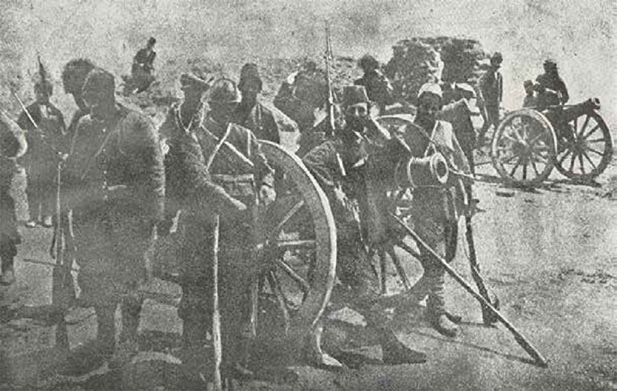 “Düşmanımın düşmanı dostumdur “ Van’ın Ruslar tarafından ele geçirilmesi için Rus saflarında çarpışan asi Ermeniler top arabasının başında, Türklere saldırı hazırlığında.